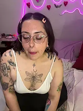 Snapshot of Mizztikaa chatting on 02.17.25 Mizztikaa online show from 02.17.25
