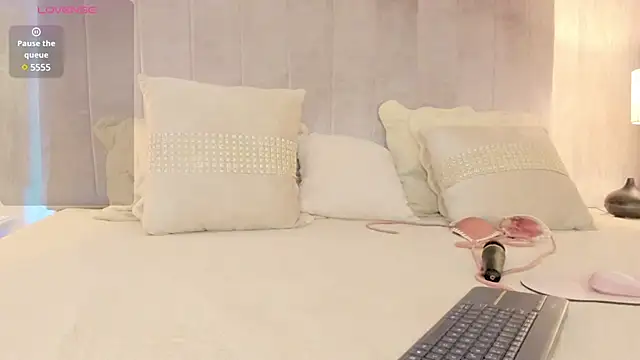 Snapshot of ashlyestone chatting on 03.01.25 ashlyestone online show from 03.01.25