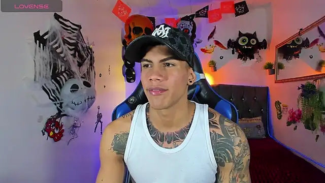 Snapshot of Damian_latinxxx chatting on 10.13.25 Damian latinxxx online show from 10.13.25