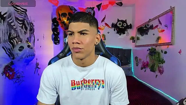 Snapshot of Damian_latinxxx chatting on 10.15.25 Damian latinxxx online show from 10.15.25