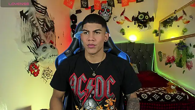 Snapshot of Damian_latinxxx chatting on 10.17.25 Damian latinxxx online show from 10.17.25