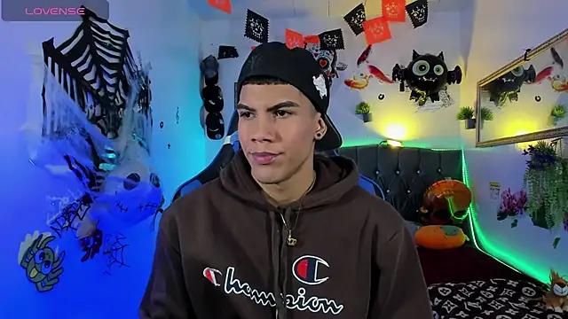 Snapshot of Damian_latinxxx chatting on 10.19.25 Damian latinxxx online show from 10.19.25