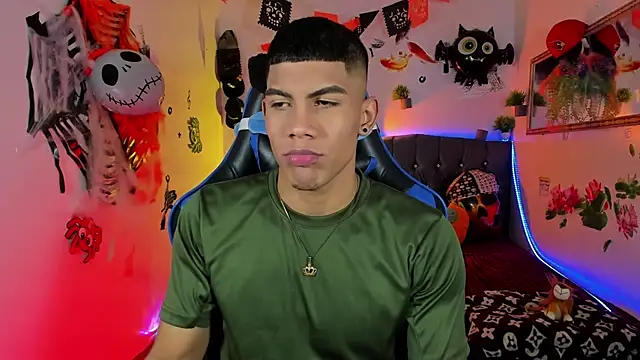 Snapshot of Damian_latinxxx chatting on 10.28.25 Damian latinxxx online show from 10.28.25