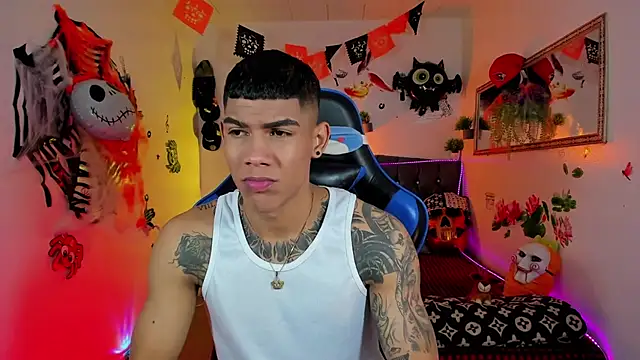 Snapshot of Damian_latinxxx chatting on 10.30.25 Damian latinxxx online show from 10.30.25