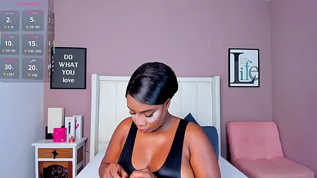 Snapshot of Britanymooree chatting on 11.03.25 Britanymooree online show from 11.03.25