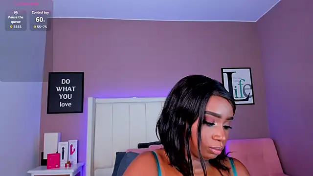 Snapshot of Britanymooree chatting on 11.21.25 Britanymooree online show from 11.21.25