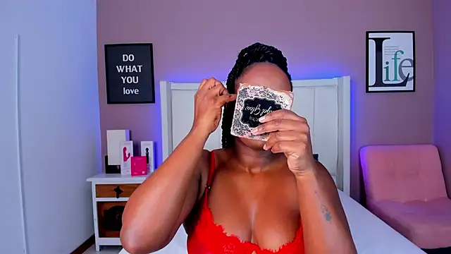 Snapshot of Britanymooree chatting on 11.28.25 Britanymooree online show from 11.28.25