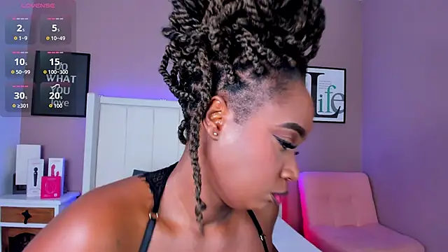 Snapshot of Britanymooree chatting on 01.08.26 Britanymooree online show from 01.08.26