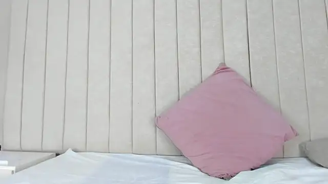 Littleolivia  online show from 02.05.25