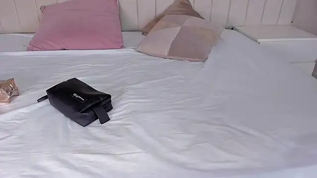 Littleolivia  online show from 02.26.25