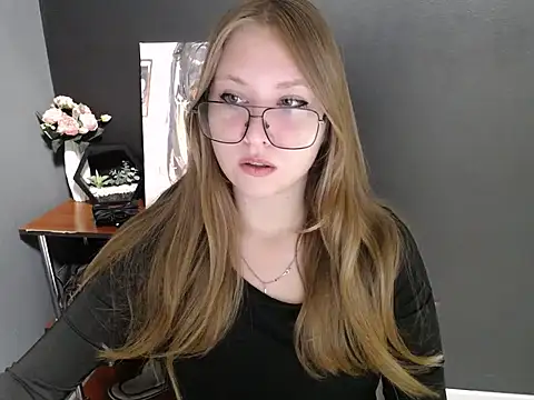 Snapshot of lady_minx chatting on 10.03.25 lady minx online show from 10.03.25