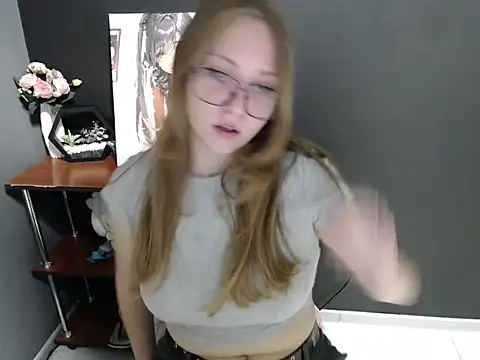 Snapshot of lady_minx chatting on 10.08.25 lady minx online show from 10.08.25