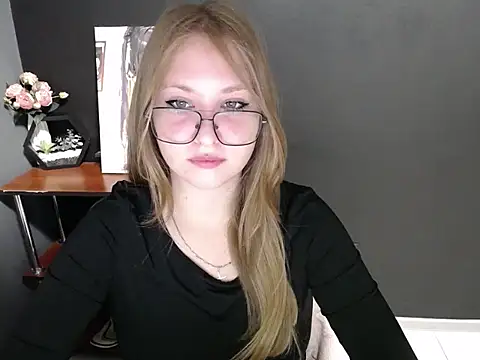 Snapshot of lady_minx chatting on 10.10.25 lady minx online show from 10.10.25