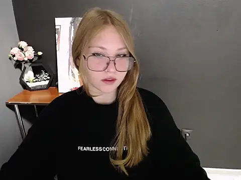 Snapshot of lady_minx chatting on 10.13.25 lady minx online show from 10.13.25