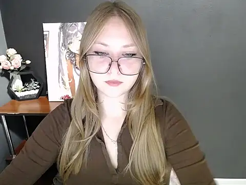 Snapshot of lady_minx chatting on 10.14.25 lady minx online show from 10.14.25