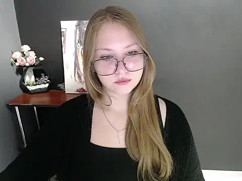 Snapshot of lady_minx chatting on 10.21.25 lady minx online show from 10.21.25