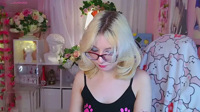 Snapshot of Coconut_Mia chatting on 12.27.24 Coconut Mia online show from 12.27.24