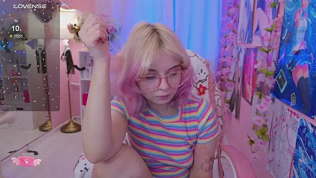 Snapshot of Coconut_Mia chatting on 10.22.25 Coconut Mia online show from 10.22.25