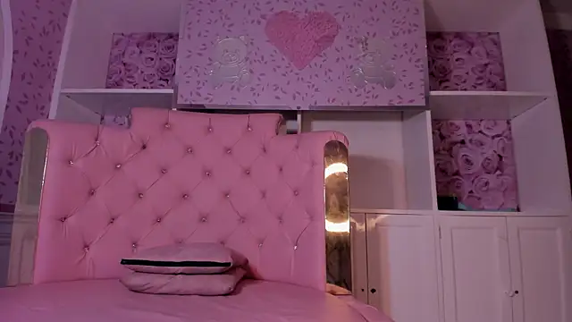 Snapshot of ice_queen_ chatting on 10.30.25 ice queen  online show from 10.30.25