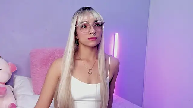 Scarlet Red  online show from 01.24.25