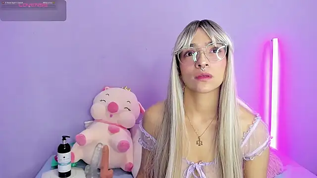 Scarlet Red  online show from 01.27.25