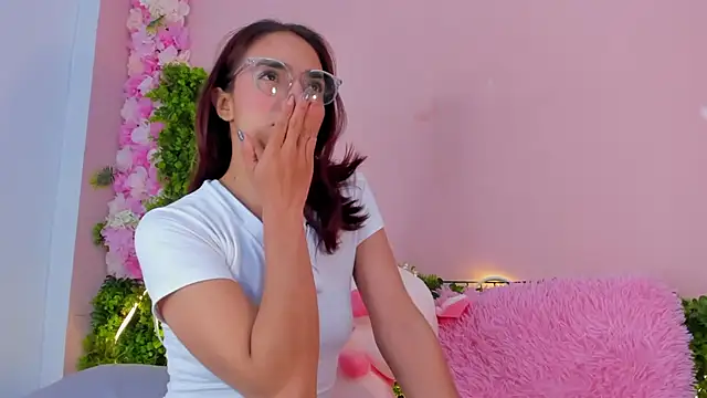 Scarlet Red  online show from 03.08.25