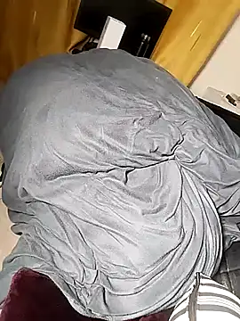 Snapshot of Hugemassivebootie chatting on 10.20.25 Hugemassivebootie online show from 10.20.25