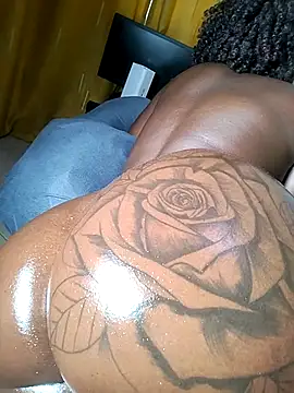 Snapshot of Hugemassivebootie chatting on 10.30.25 Hugemassivebootie online show from 10.30.25