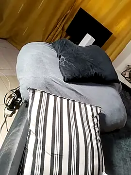 Hugemassivebootie online show from 12.20.25