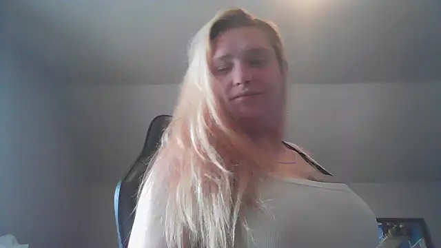 Snapshot of Lalalynn chatting on 05.24.26 Lalalynn online show from 05.24.26