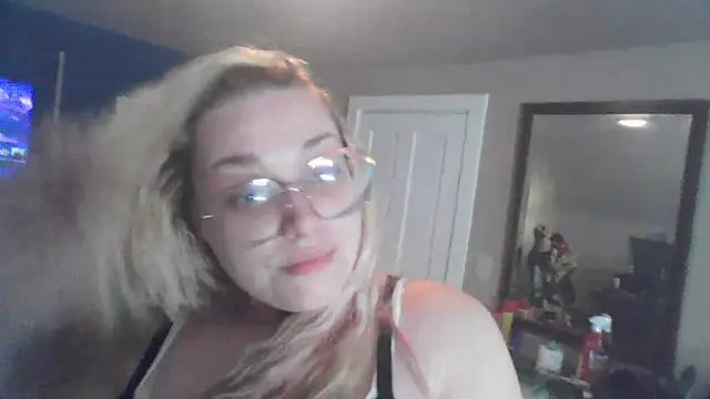 Snapshot of Lalalynn chatting on 06.03.26 Lalalynn online show from 06.03.26