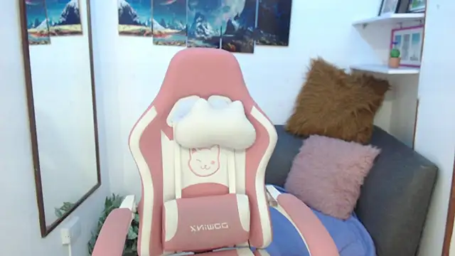 EmmaMyerss  online show from 12.21.24