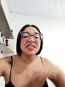 Snapshot of -VICKKY chatting on 11.18.25 -VICKKY online show from 11.18.25