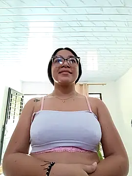 Snapshot of -VICKKY chatting on 11.21.25 -VICKKY online show from 11.21.25