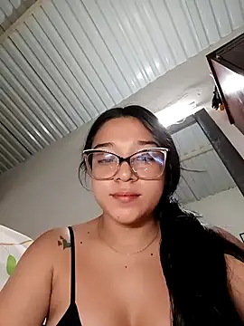 Snapshot of -VICKKY chatting on 11.28.25 -VICKKY online show from 11.28.25