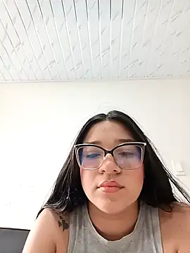 Snapshot of -VICKKY chatting on 12.17.25 -VICKKY online show from 12.17.25