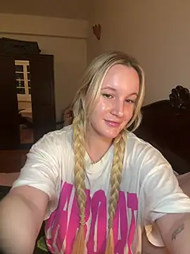 Snapshot of isisxoxx chatting on 02.15.26 isisxoxx online show from 02.15.26