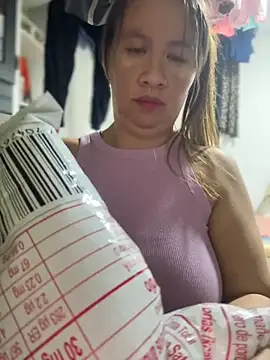 Snapshot of Emiily_lee chatting on 10.09.25 Emiily lee online show from 10.09.25