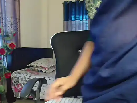 Snapshot of Unlucky-flowers chatting on 11.04.25 Unlucky-flowers online show from 11.04.25