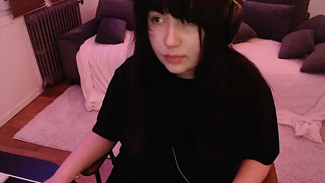 Snapshot of Lynylou chatting on 12.26.24 Lynylou online show from 12.26.24