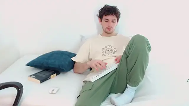 Snapshot of Elio555 chatting on 12.12.24 Elio555 online show from 12.12.24