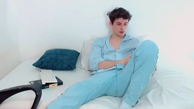 Snapshot of Elio555 chatting on 12.15.24 Elio555 online show from 12.15.24