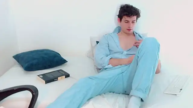 Snapshot of Elio555 chatting on 12.15.24 Elio555 online show from 12.15.24