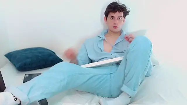 Snapshot of Elio555 chatting on 12.15.24 Elio555 online show from 12.15.24