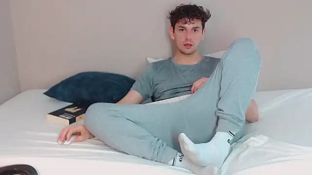 Snapshot of Elio555 chatting on 12.21.24 Elio555 online show from 12.21.24