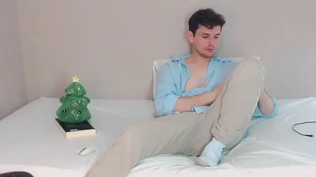 Snapshot of Elio555 chatting on 12.24.24 Elio555 online show from 12.24.24