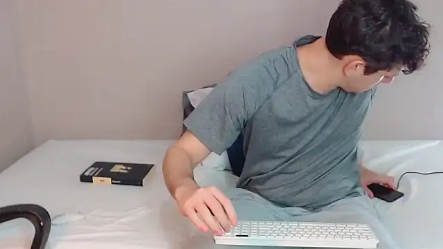 Snapshot of Elio555 chatting on 01.08.25 Elio555 online show from 01.08.25