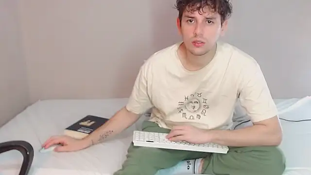 Snapshot of Elio555 chatting on 01.08.25 Elio555 online show from 01.08.25