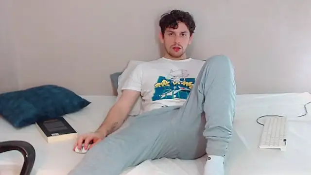 Snapshot of Elio555 chatting on 01.25.25 Elio555 online show from 01.25.25