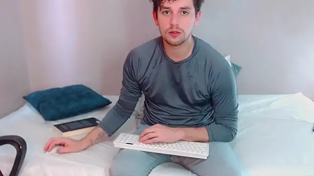 Snapshot of Elio555 chatting on 01.25.25 Elio555 online show from 01.25.25